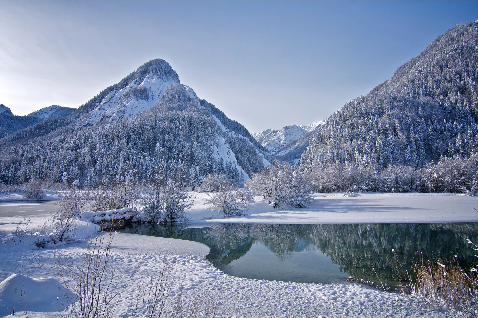 ciel montagnes forêt hiver arbres lac glace neige