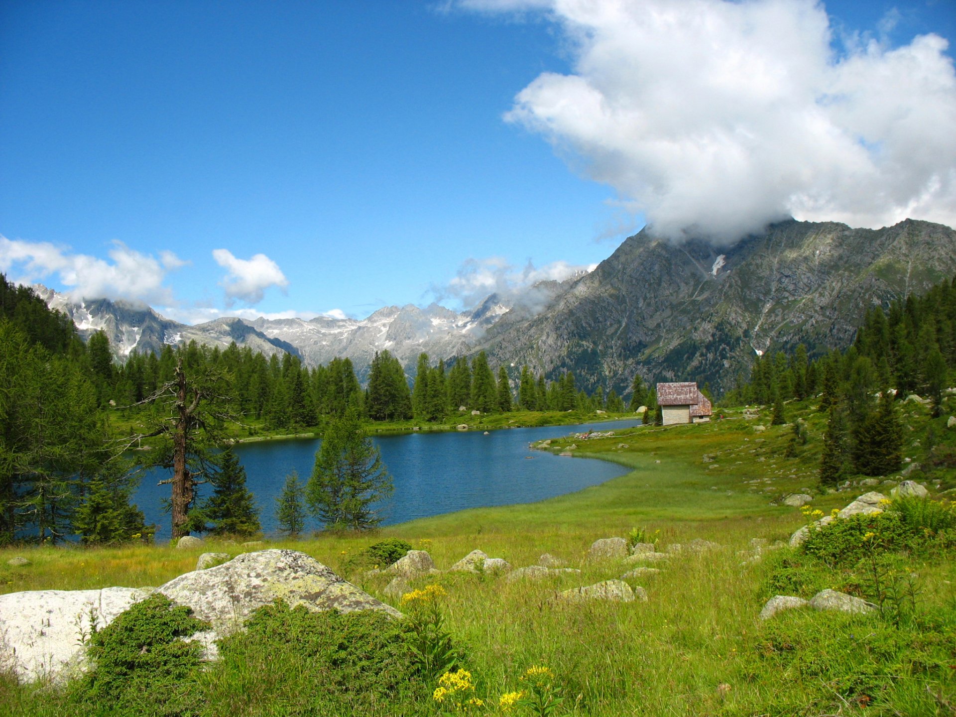 italie ciel nuages montagnes lac vallée maison arbres pierres