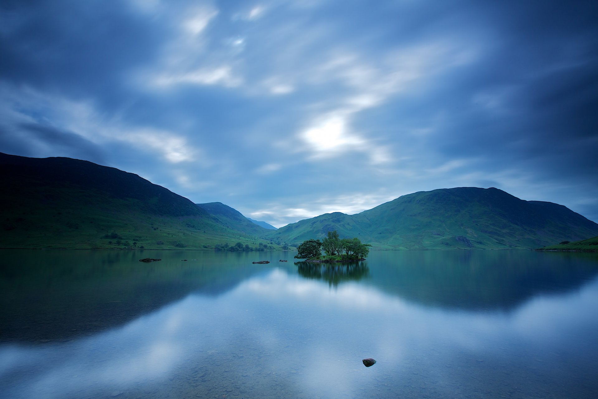 reino unido inglaterra lago agua superficie colinas cielo nubes reflexión mañana antes del amanecer