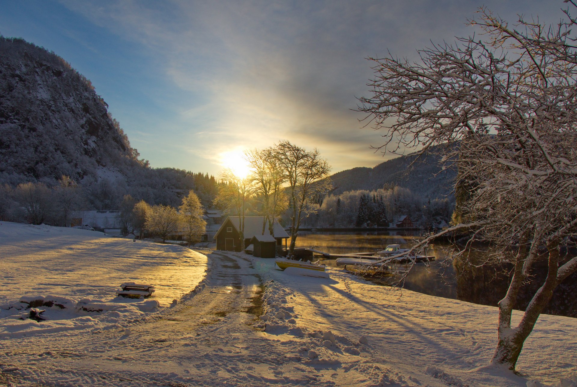 ciel soleil coucher de soleil nuages montagnes rivière maison route bateau bateau neige hiver arbres