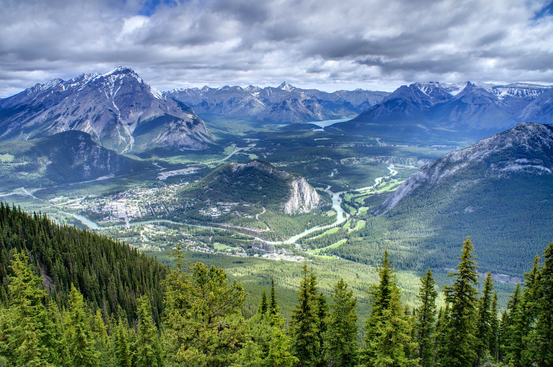 park narodowy banff kanada niebo chmury góry dolina rzeka jezioro las drzewa domy mgła