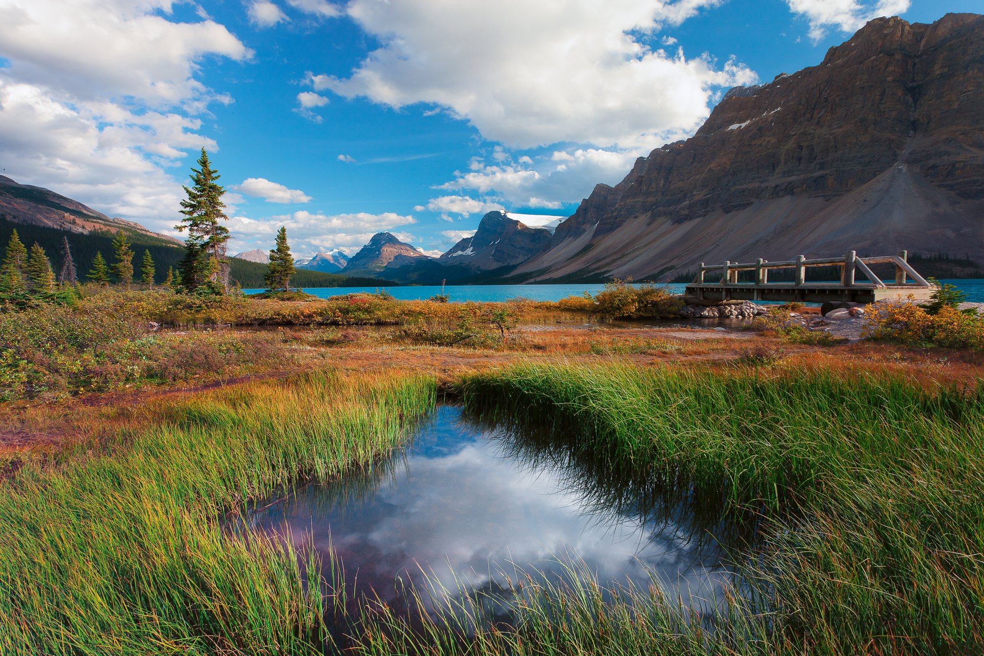 banff national park alberta kanada see berge himmel wolken wald bäume gras brücke herbst natur