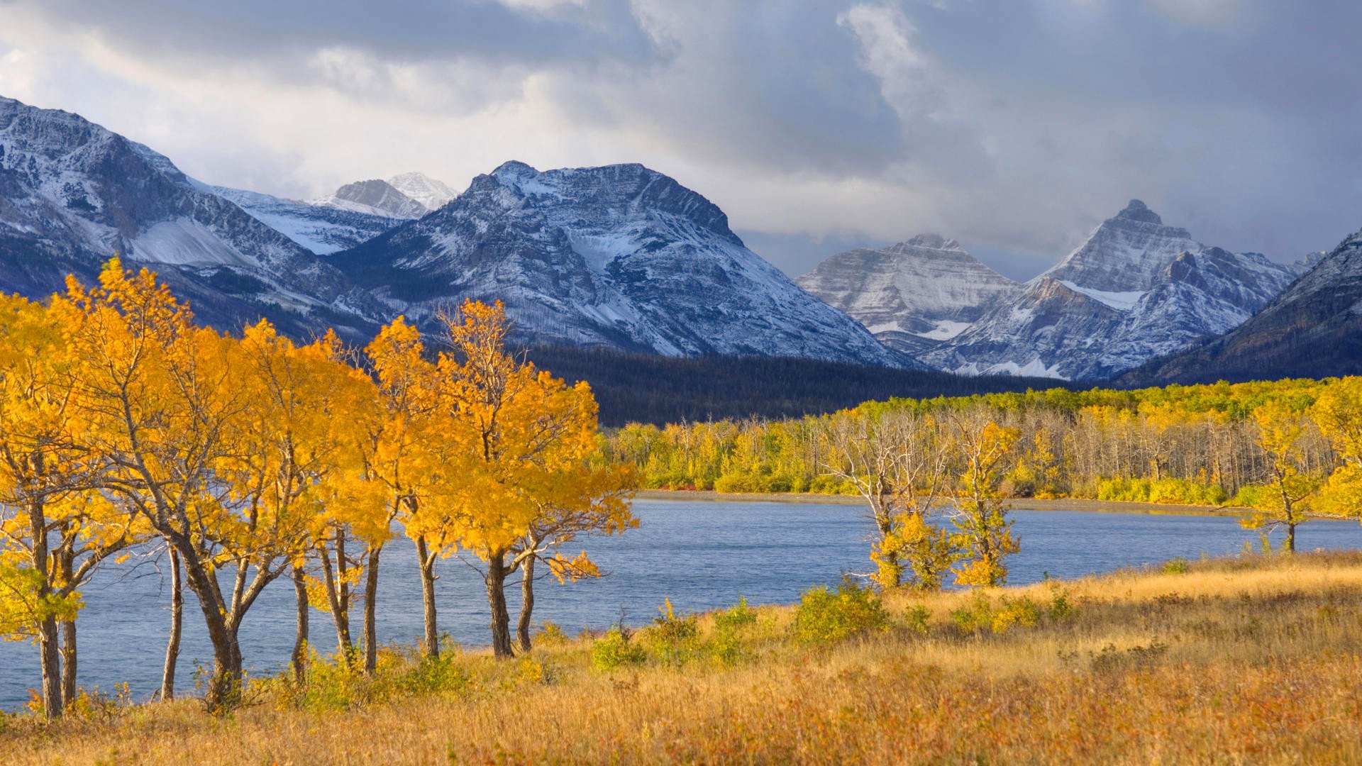 cielo montañas lago bosque árboles otoño nubes hierba nieve