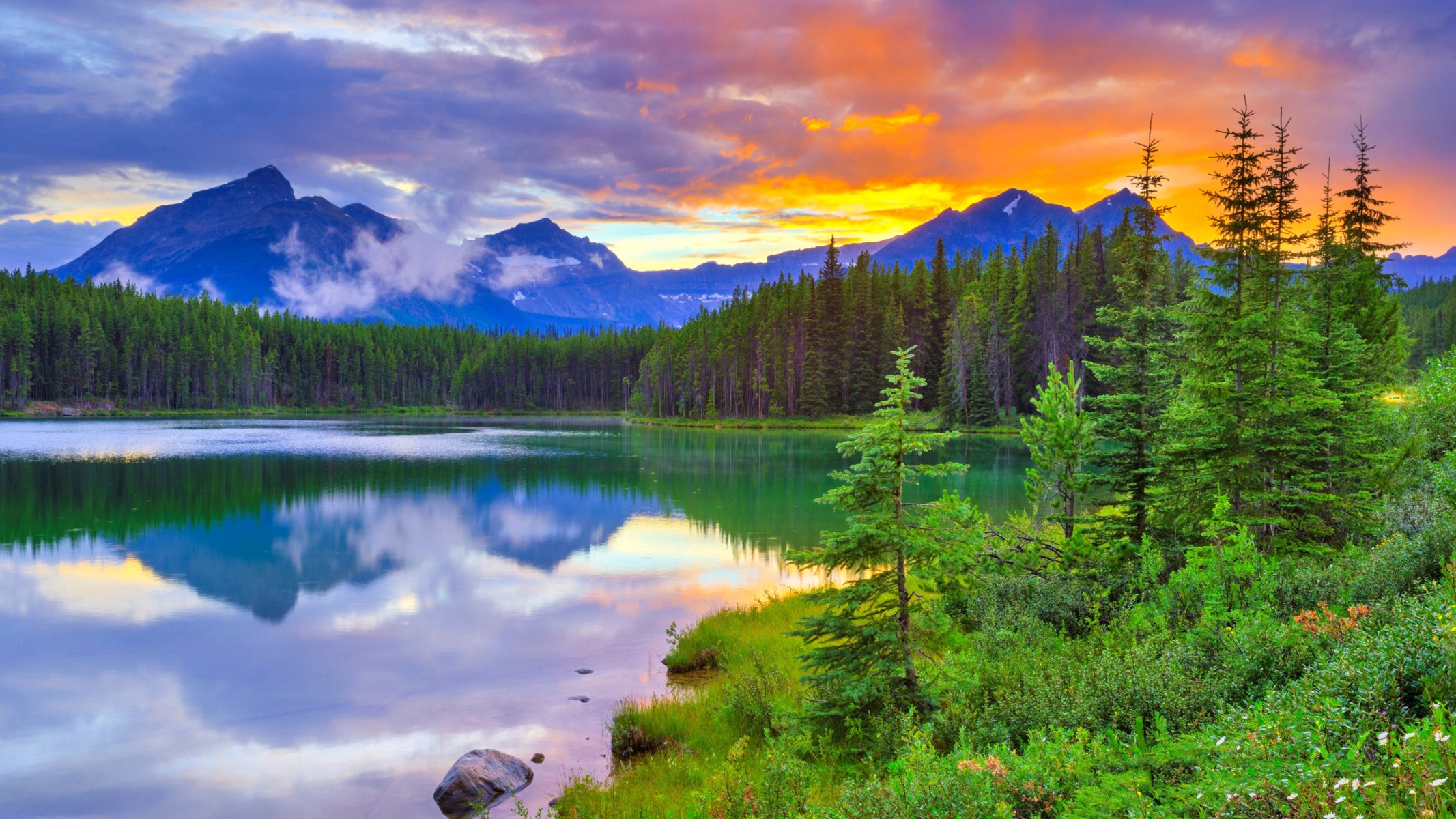 lago herbert parco nazionale di banff alberta canada cielo nuvole tramonto montagne lago alberi