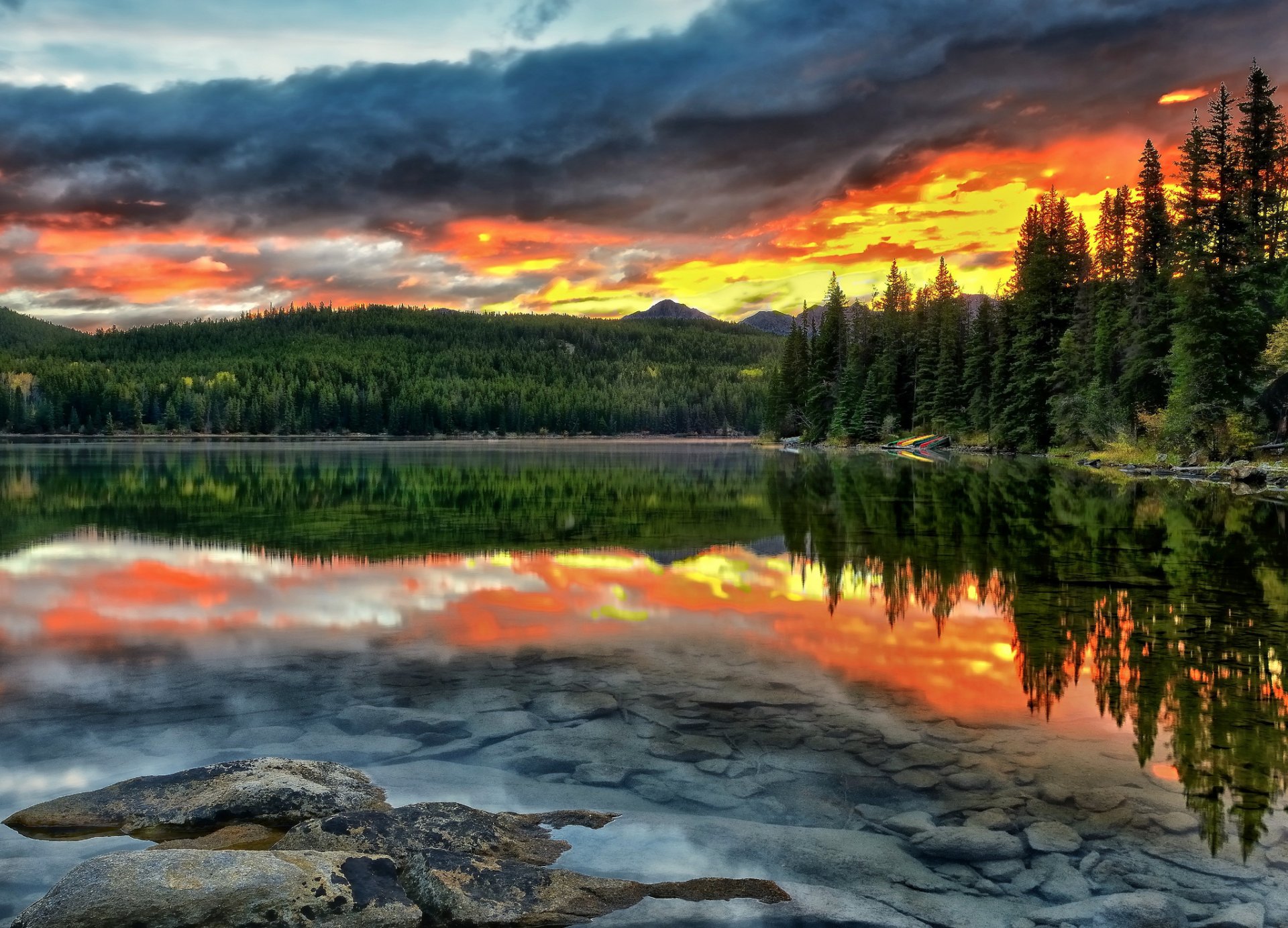 lago pirámide parque nacional jasper alberta canadá lago puesta de sol reflexión bosque fondo