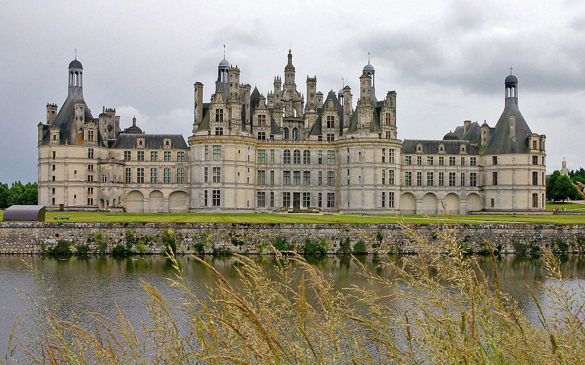 paesaggio castello di chambord stagno