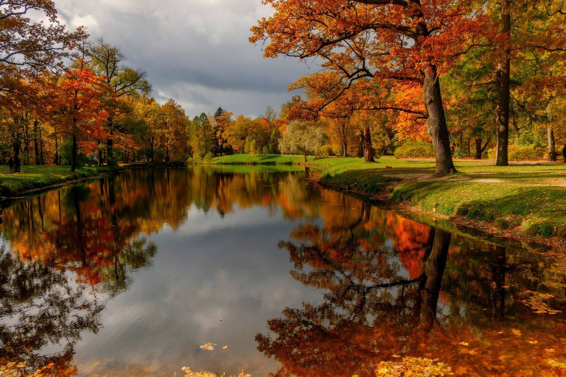 natura niebo chmury rzeka woda las park drzewa liście kolorowe jesień upadek kolory spacer góry