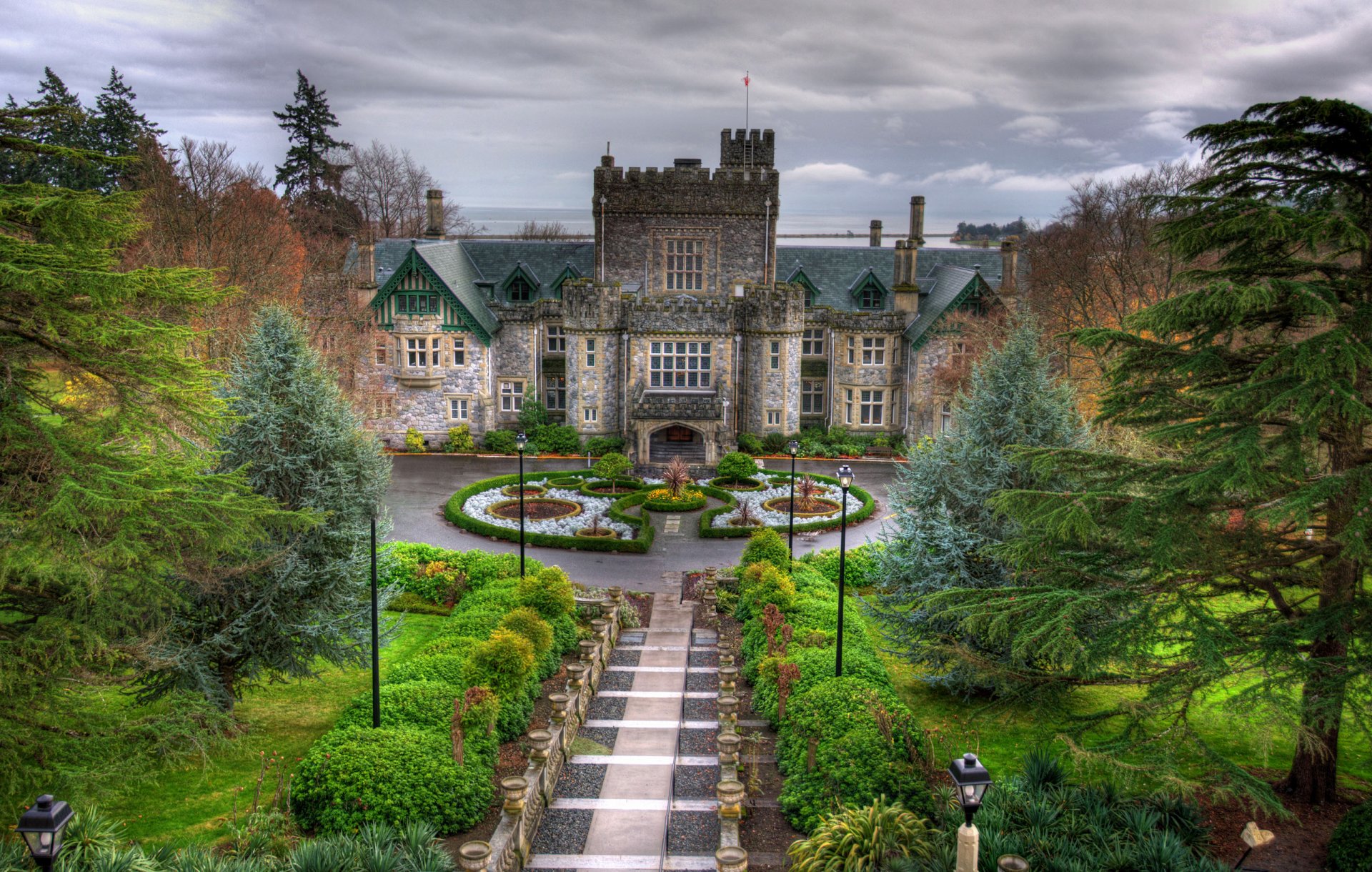 hatley británico colombia canadá parque castillo árboles callejón linternas cielo nubes