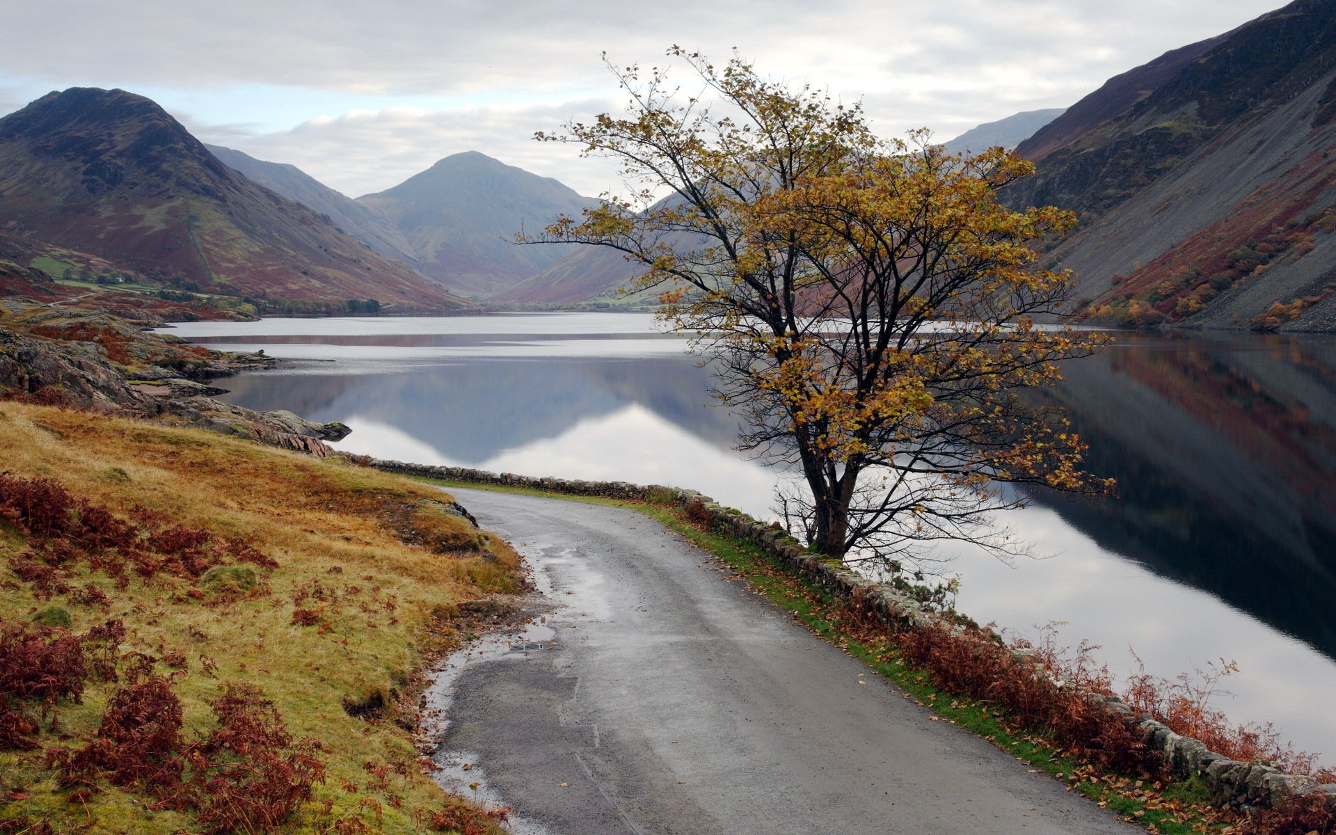 montañas lago carretera