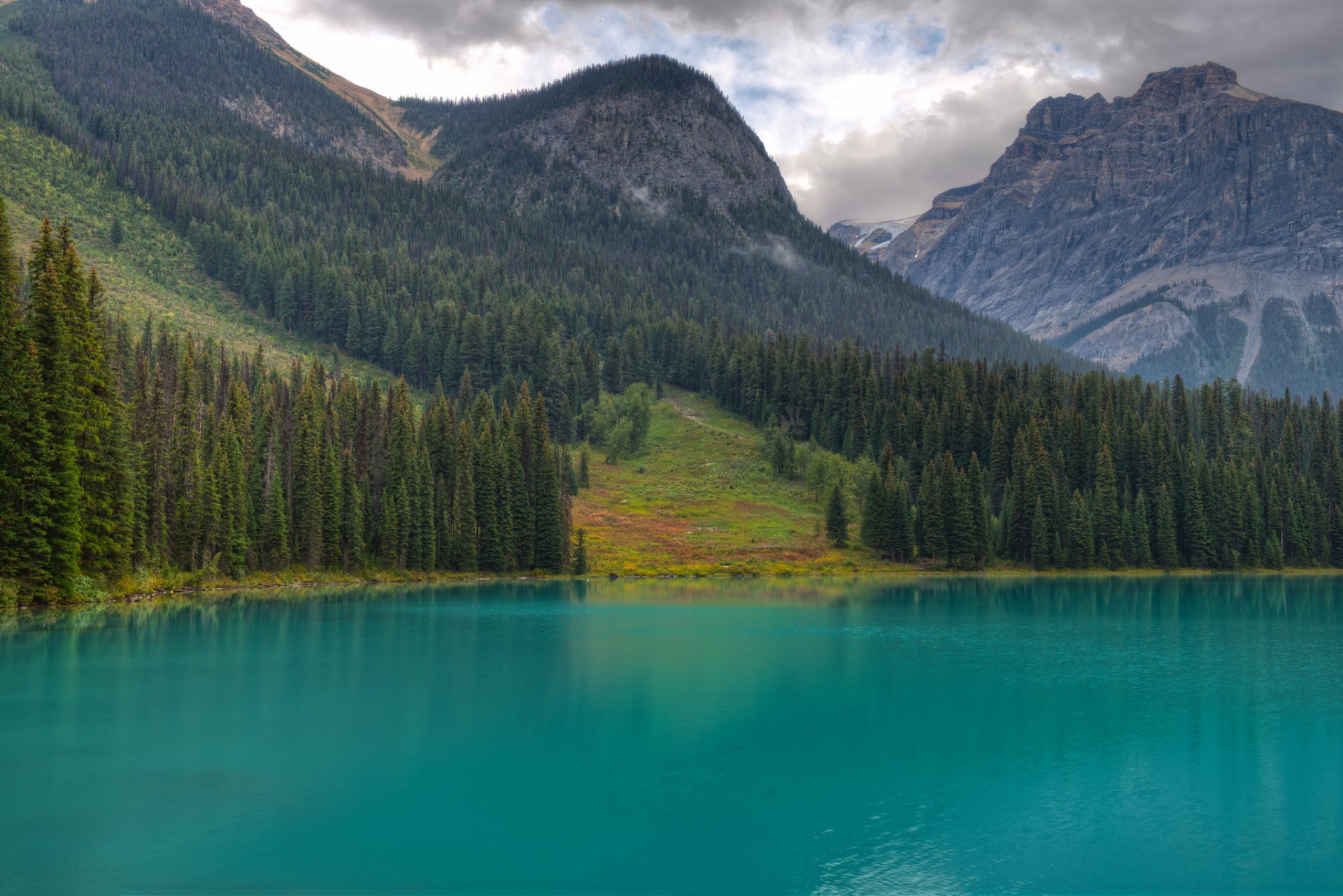 parco nazionale di yoho british columbia canada lago smeraldo montagne foresta alberi alberi di natale lago