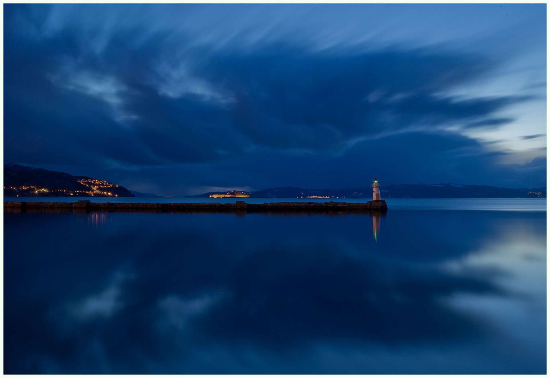 norvegia isola fiume riva faro illuminazione notte blu cielo nuvole riflessione