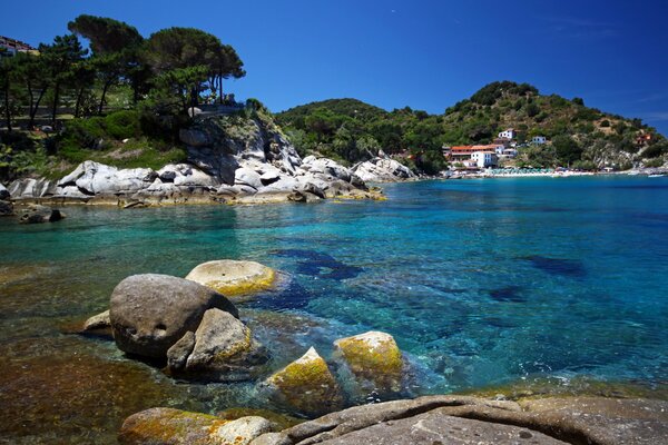 Sulla riva del mare trasparente