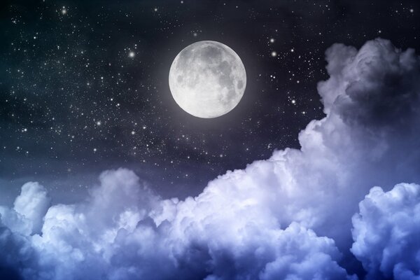 Nuvole sullo sfondo della luna piena