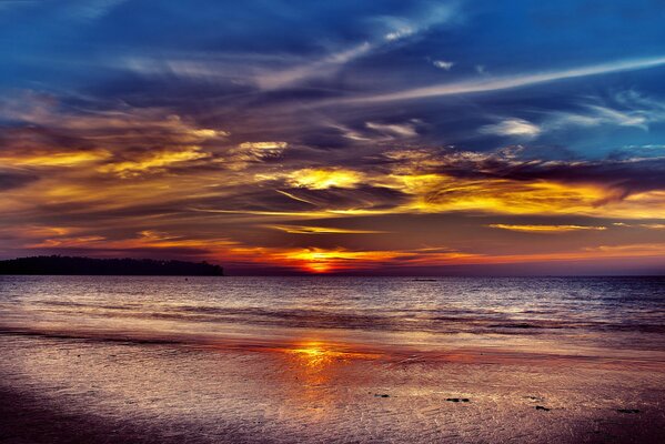 Goldener Sonnenuntergang über dem Meer der Freude