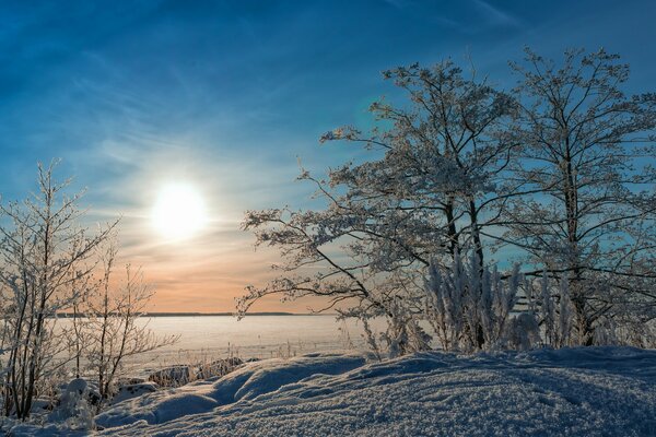 Village matin lac d hiver