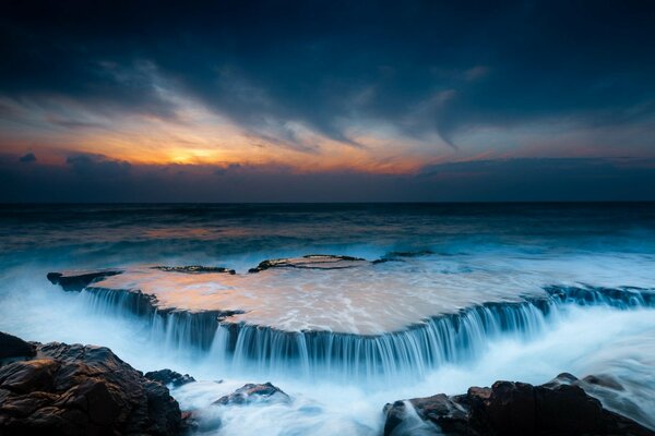 Costa rocciosa e cascate all alba