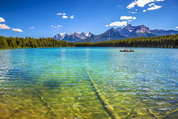 Vacances et pêche sur le lac d été