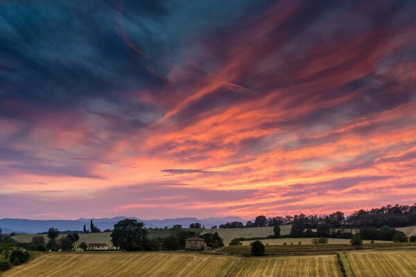 Hermosa puesta de sol en el campo italiano