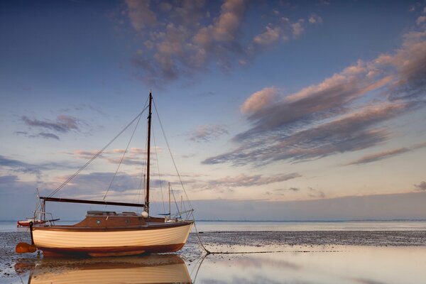 Segelboot am Meer auf Himmelshintergrund mit Wolken