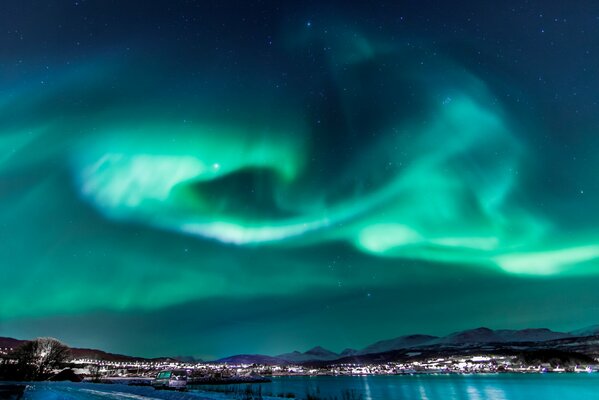 L aurora boreale della Norvegia è bella