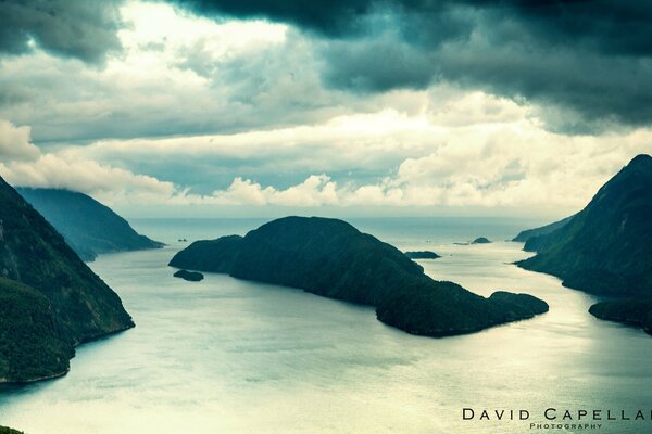 Berge und Meer vor dem Hintergrund der Wolken