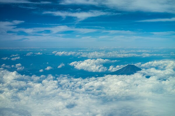 Fuji-Berge am bewölkten Himmel