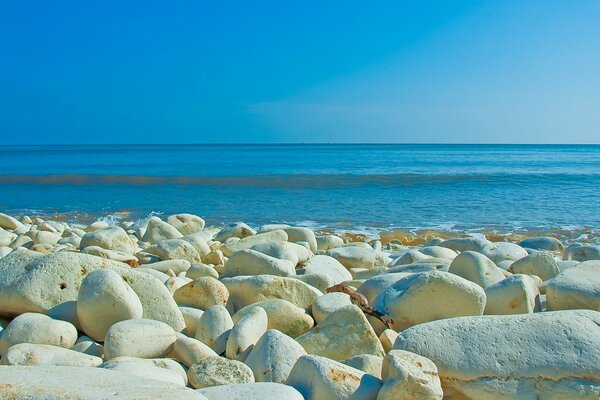 Grandes pierres blanches et la mer bleue