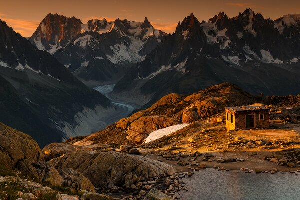 Cabaña solitaria entre los Alpes