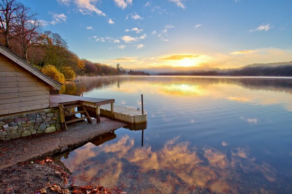 Vista del atardecer junto al lago