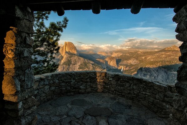 Splendida vista dal balcone delle montagne della Sierra Nevada in California