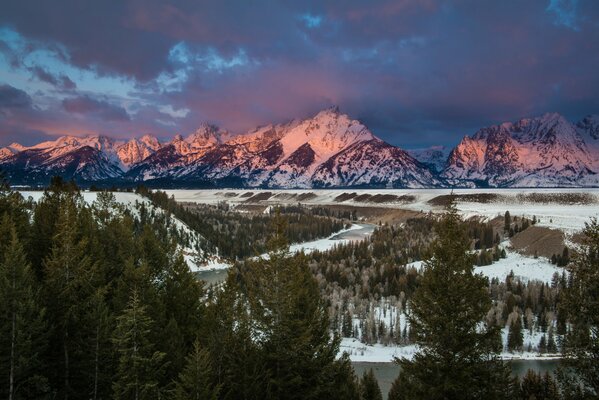 Puesta de sol de invierno en las montañas