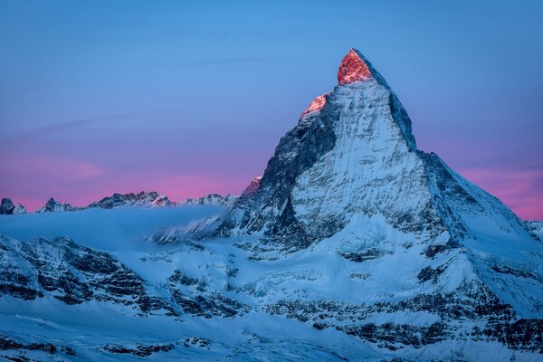 Die Alpen im Morgengrauen bei den ersten Sonnenstrahlen