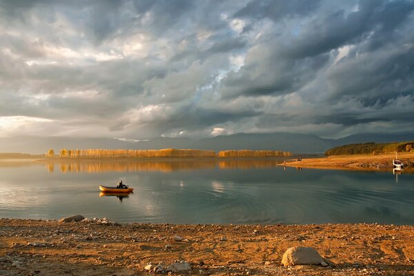 Paisaje: barco en el lago