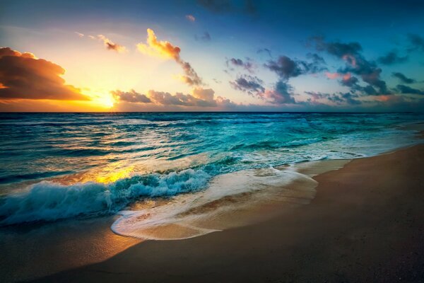 Côte de l océan et les vagues au coucher du soleil