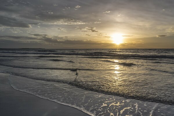 Hermoso amanecer en el mar