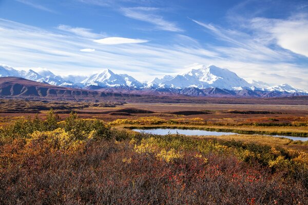 Chaînes de montagnes étonnantes en Alaska