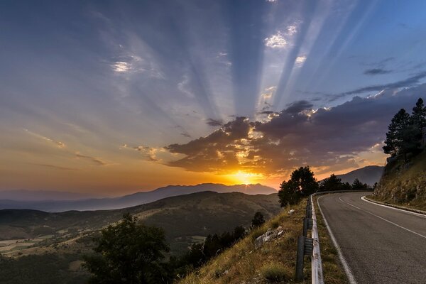 Abendhimmel entlang der Straße