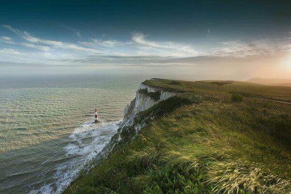 Nature, phare dans la mer, photo de la hauteur de la montagne