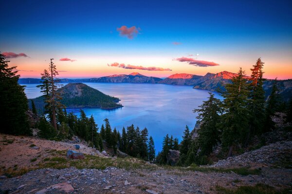 Lac de montagne au coucher du soleil