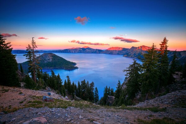 Lago di montagna al tramonto