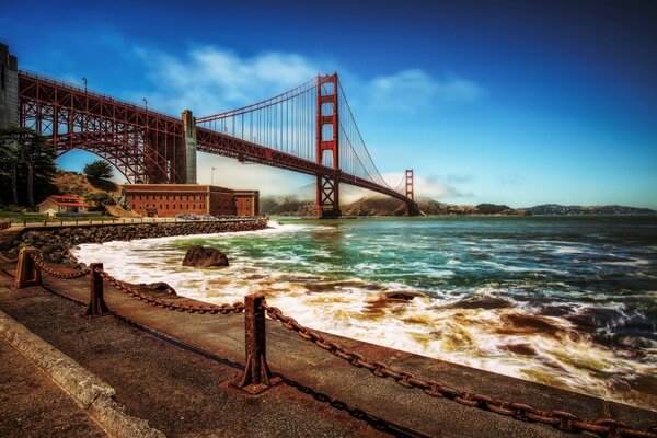 Promenade de San Francisco avec le Golden Gate Bridge