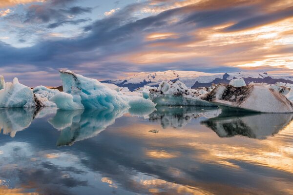 Blocchi di ghiaccio in un lago invernale