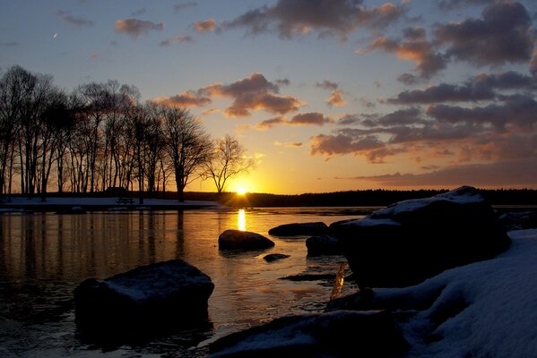 The warm dawn wrapped the whole lake in sunlight