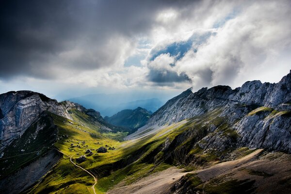 Гора пилатус в швейцарии, красивый вид на горы в Швейцарии