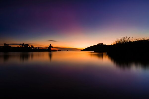 Schöner Sonnenuntergang. Reflexion des Himmels im Wasser