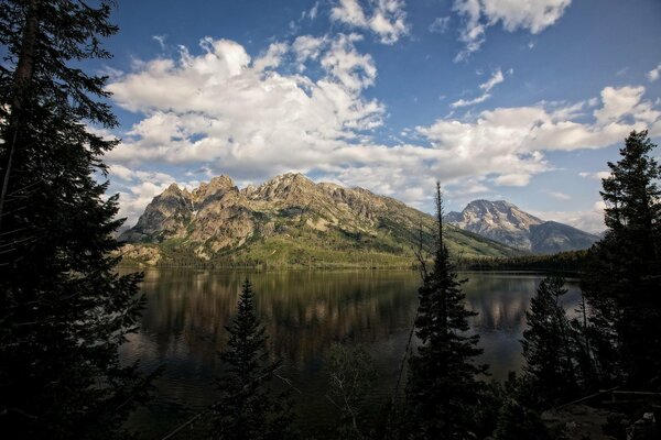 Lago di montagna nel Parco Nazionale del Wyoming