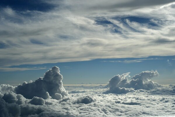 Cielo azul con nubes blancas