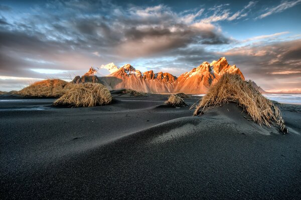 Black Beach island, Blick auf den Berg in Island