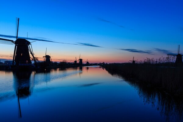 Abend Fluss vor dem Hintergrund eines bunten Sonnenuntergangs