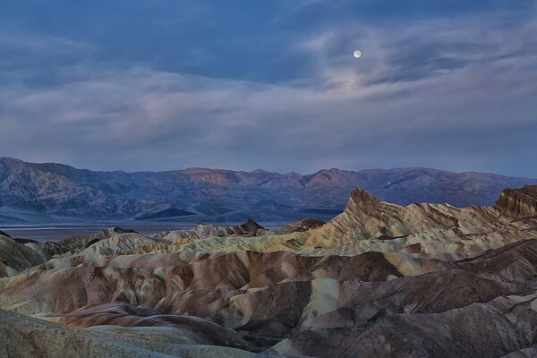 Sommets des montagnes au clair de lune